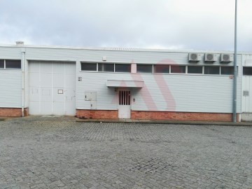 Pavilhão industrial para arrendamento com 954 m2 e