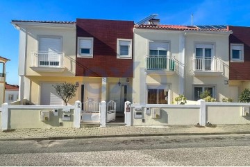 House 2 Bedrooms in Silveira