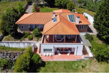 House 4 Bedrooms in Campelo e Ovil