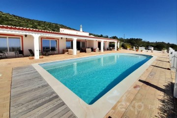 House 4 Bedrooms in Santa Bárbara de Nexe