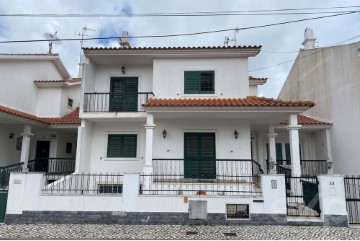 House 5 Bedrooms in Porto Salvo