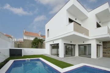 House 3 Bedrooms in Corroios