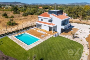 House 7 Bedrooms in Quarteira