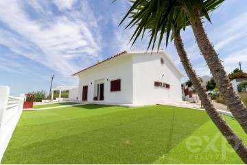 House 4 Bedrooms in Romeira e Várzea