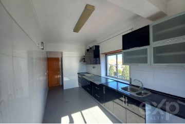 Apartment 2 Bedrooms in Laranjeiro e Feijó