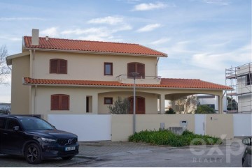 House 4 Bedrooms in Arcozelo