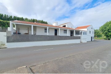 House 4 Bedrooms in Santana