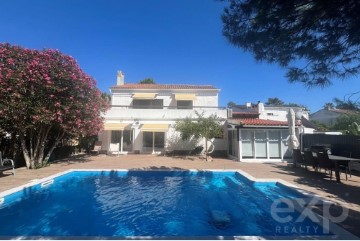 House 4 Bedrooms in Sesimbra (Castelo)