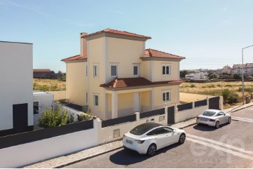 House 4 Bedrooms in Alcabideche