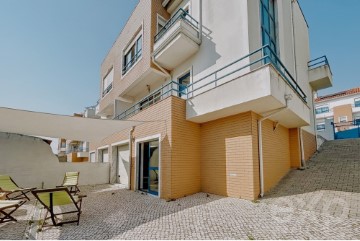 House 4 Bedrooms in Azambuja