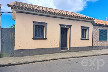 House 2 Bedrooms in Arrifes