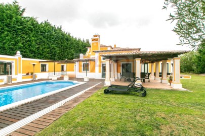 Detached house with 7 bedrooms, garden and pool, Q