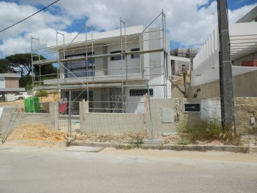 House 3 Bedrooms in Laranjeiro e Feijó