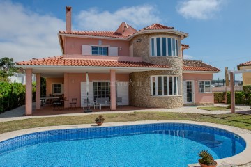 House 4 Bedrooms in Rio de Mouro