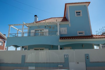 House 4 Bedrooms in Ramada e Caneças