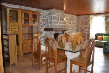 House 3 Bedrooms in Tinalhas