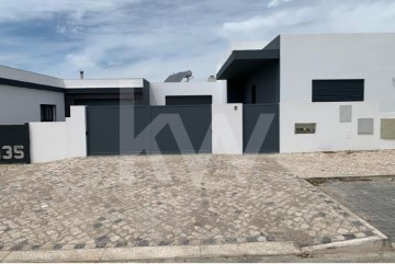 House 4 Bedrooms in São Sebastião