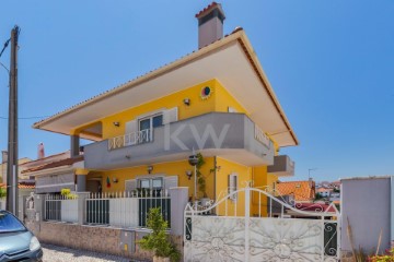 House 5 Bedrooms in Charneca de Caparica e Sobreda