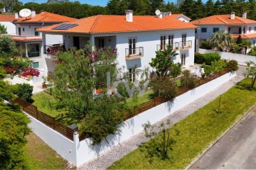 House 4 Bedrooms in Parceiros e Azoia