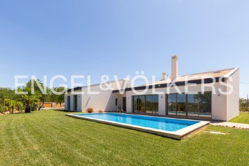 single-storey-5-bedroom-villa-with-pool