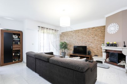 Apartment 3 Bedrooms in Pontinha e Famões