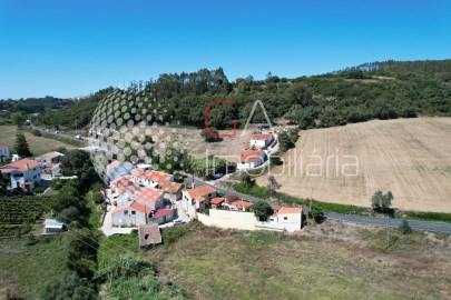 Moradia pronta a habitar com espaço para ampliar