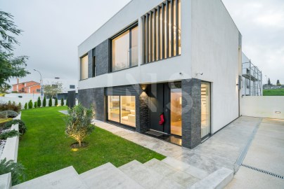 Moradia T3 de arquitetura contemporânea para venda