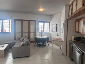 Apartamento T1 para arrendamento com móveis, local