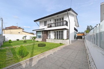 House 5 Bedrooms in Nogueira e Silva Escura