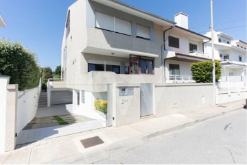 House 4 Bedrooms in Matosinhos e Leça da Palmeira