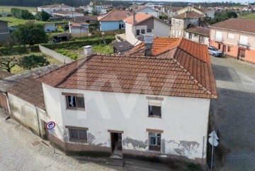 House 4 Bedrooms in Árvore