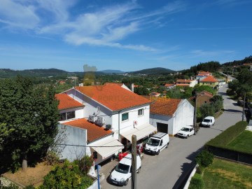 House 4 Bedrooms in Ferreira do Zêzere