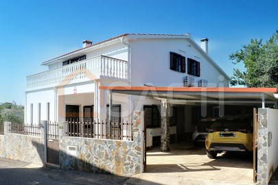 House 4 Bedrooms in São João do Peso