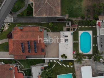 Moradia de 4 frentes com piscina e jardim, em Gond