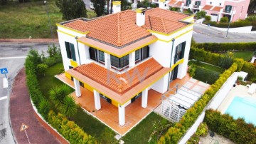 House 4 Bedrooms in Barcarena