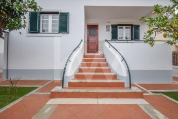 House 5 Bedrooms in Carcavelos e Parede