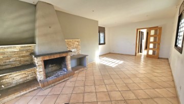 House 3 Bedrooms in Canyes
