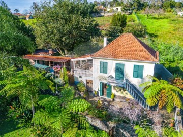 House 4 Bedrooms in São Jorge