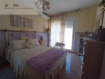 House 3 Bedrooms in Pioz
