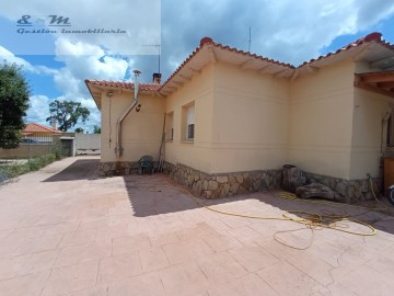 House 3 Bedrooms in Loranca de Tajuña
