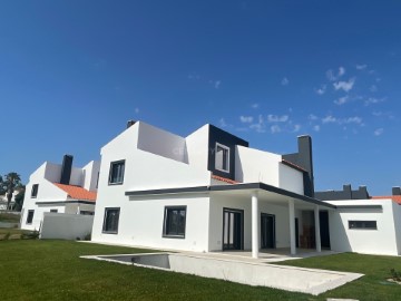 House 4 Bedrooms in Silveira