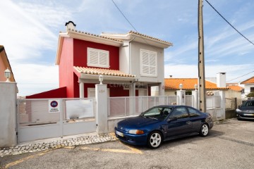 House 3 Bedrooms in São Domingos de Rana