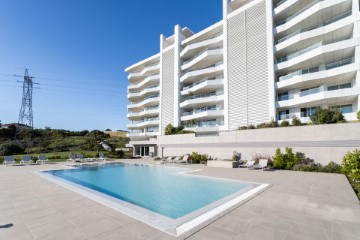 Apartment 4 Bedrooms in Pontinha e Famões