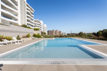 Apartment 4 Bedrooms in Pontinha e Famões