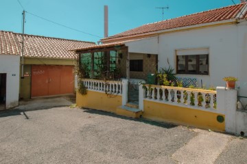 House 3 Bedrooms in Santo Quintino