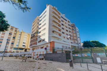 Apartment 3 Bedrooms in Cacém e São Marcos