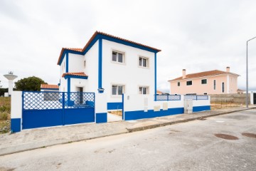 House 4 Bedrooms in Biscaínho