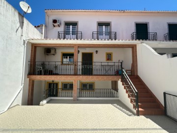 House 4 Bedrooms in Santo Agostinho e São João Baptista e Santo Amador