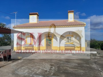 House 5 Bedrooms in Capelins (Santo António)