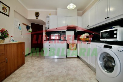 APARTAMENTO T2 em Santa Cruz |Sala e Cozinha